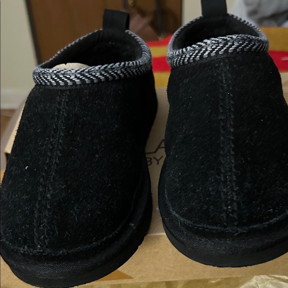 Koolaburra Black Kids Slippers size 2